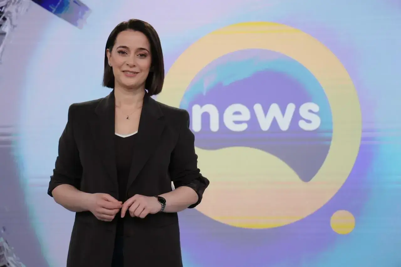Małgorzata Kukuła w czarnym żakiecie prezentuje wiadomości w TVN.
