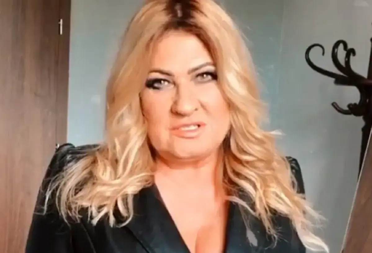 Beata Kozidrak, znana artystka, w czarnej marynarce. Jej wiek nie przeszkadza jej w emanowaniu energią.