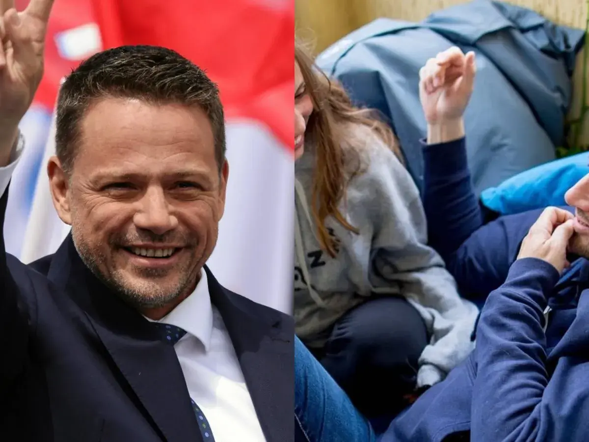 Rafał Trzaskowski, znany z tego, że ma dwoje dzieci, pozdrawia tłum. Obok widać jego dzieci.