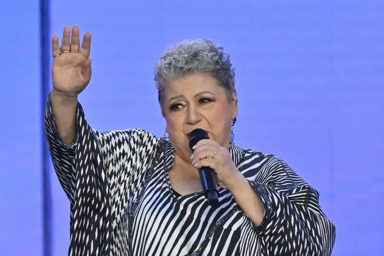 Pamela Bem-Niedziałek śpiewa na scenie, pozdrawiając publiczność.