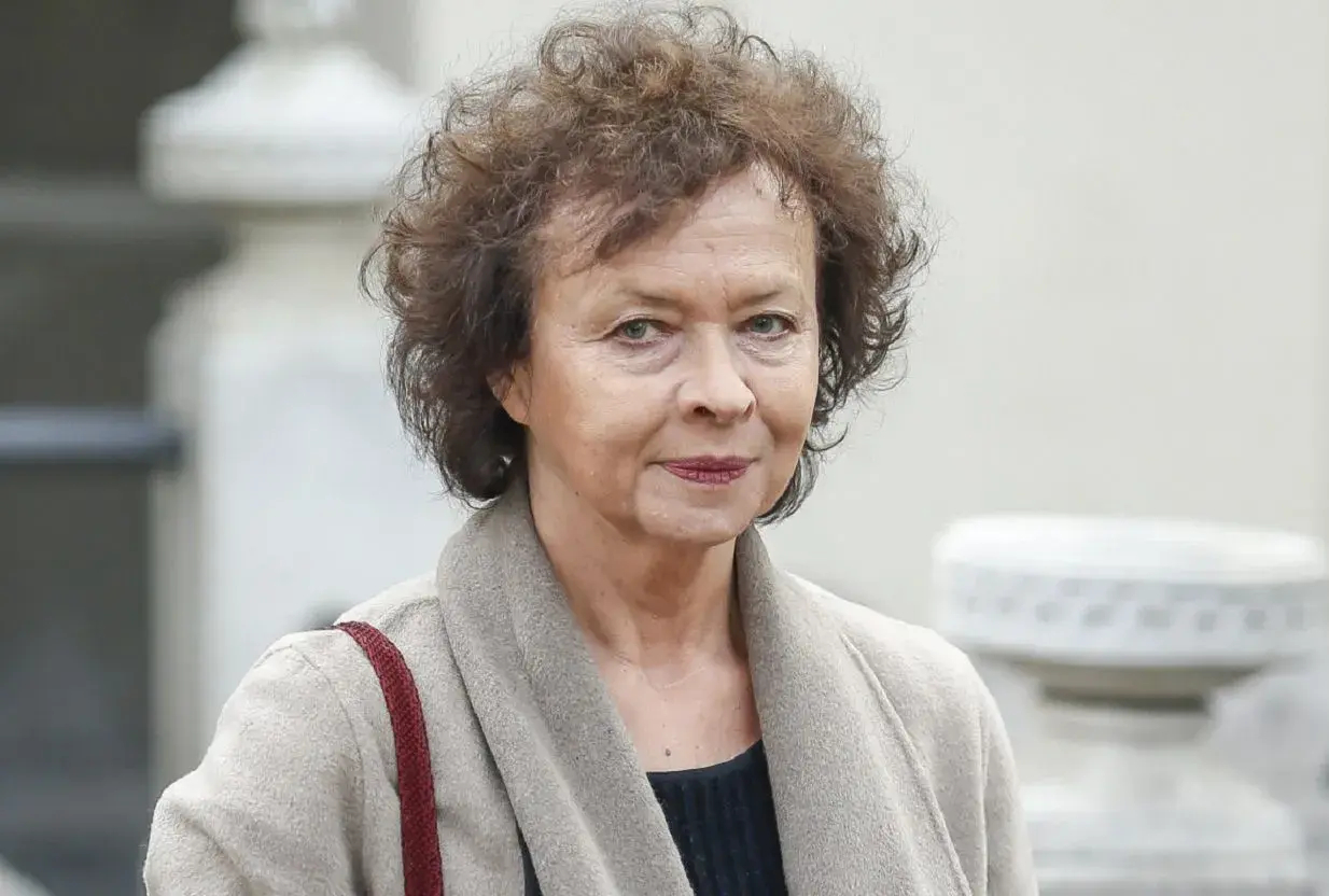 Joanna Szczepkowska, znana aktorka, w beżowym płaszczu. Jej mąż, Andrzej Kopiczyński, był równie cenionym artystą.