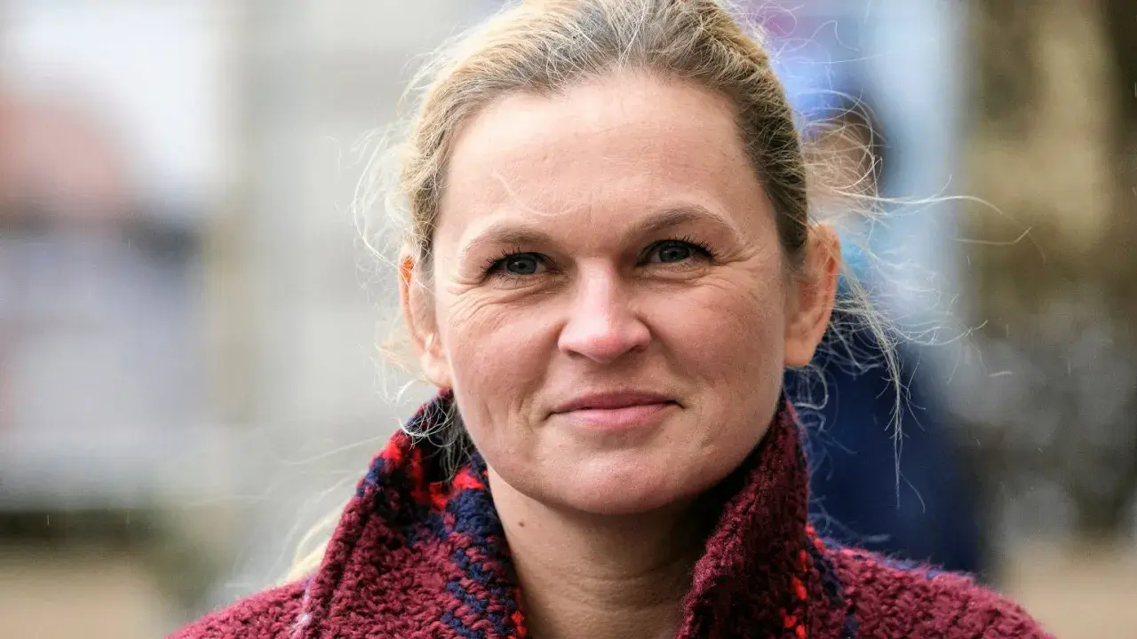 Barbara Nowacka, z uśmiechem na twarzy, w wieku, który świadczy o doświadczeniu życiowym.