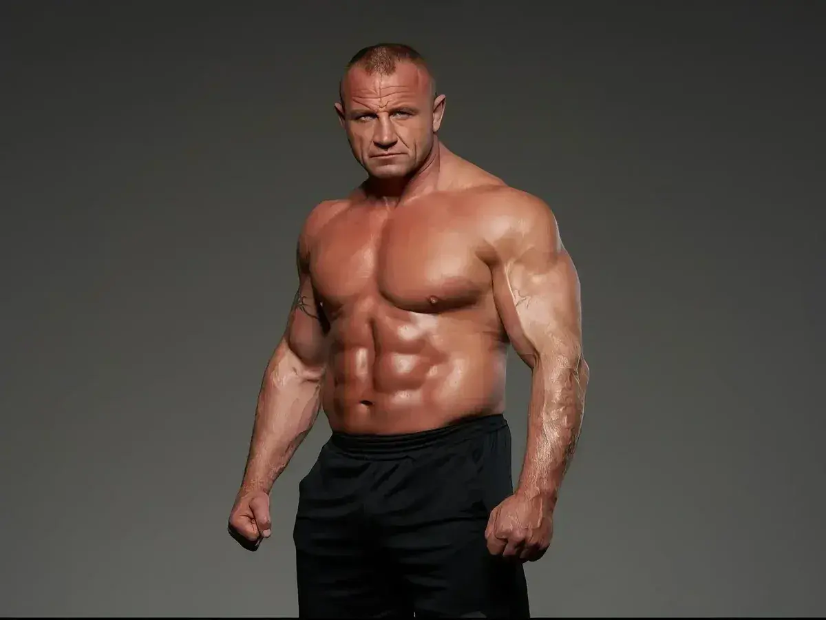 Mariusz Pudzianowski, znany z imponującej sylwetki, prezentuje swoją formę. Jego wiek nie przeszkadza mu w osiąganiu sukcesów.
