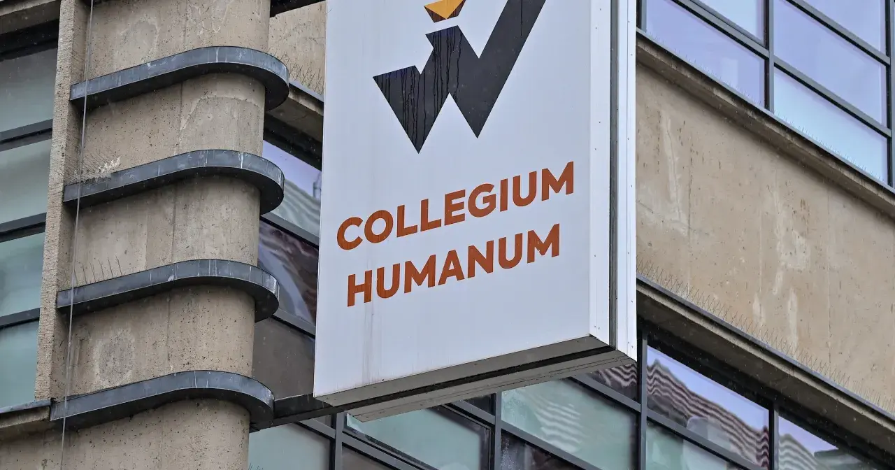 Tablica z napisem Collegium Humanum, budynek o surowej architekturze, w tle odbicia, które mogą sugerować aferę.