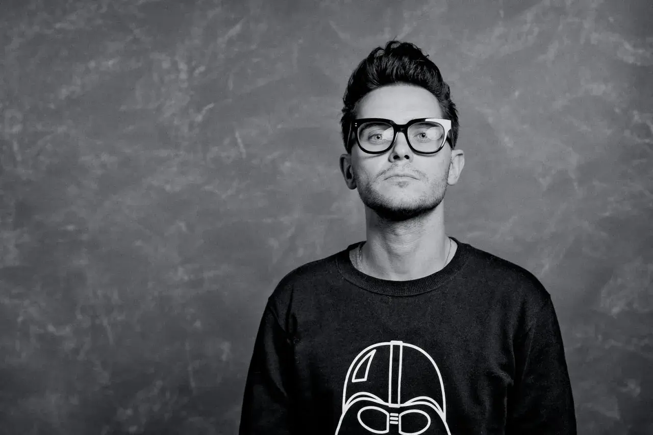 Tomasz Wasilewski, prezenter pogody, w okularach i bluzie z Darthem Vaderem. Ile ma lat?