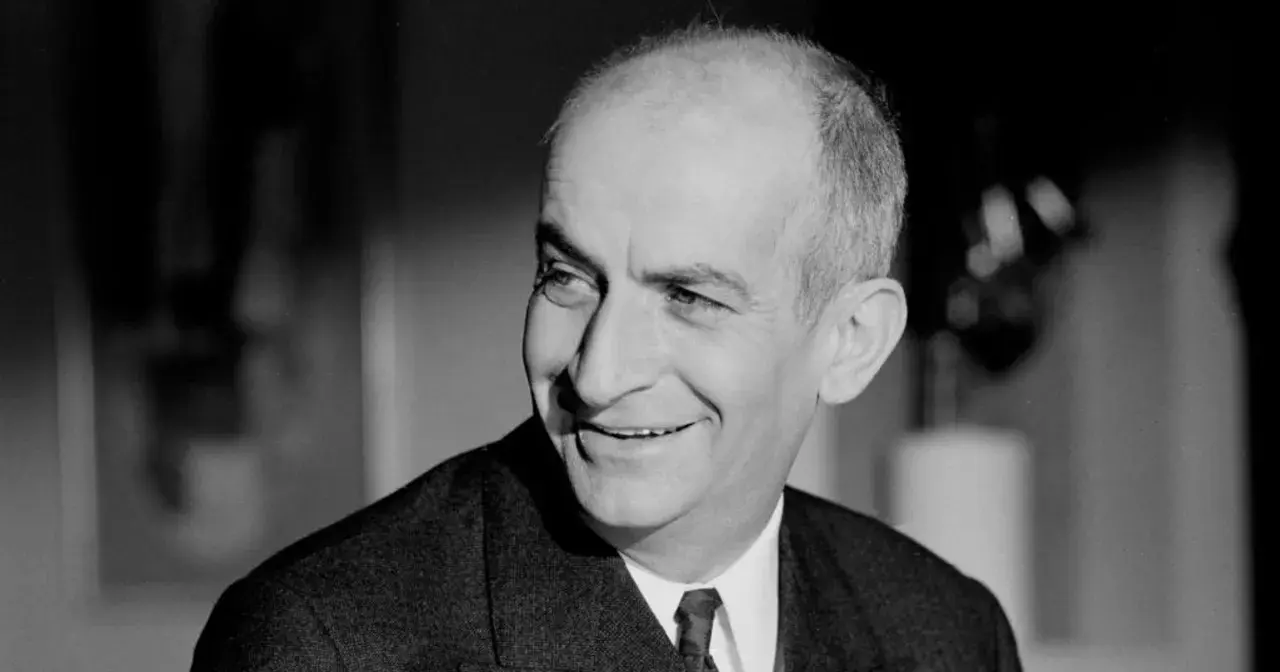 Uśmiechnięty Louis de Funès, jakby opowiadał żonie dowcip.