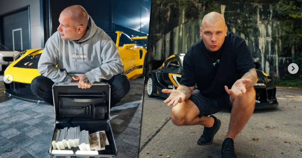 Kamil Labudda życiorys: łysy mężczyzna z tatuażami, w szarej bluzie i czarnej koszulce, z walizką pełną pieniędzy i sportowymi autami w tle.
