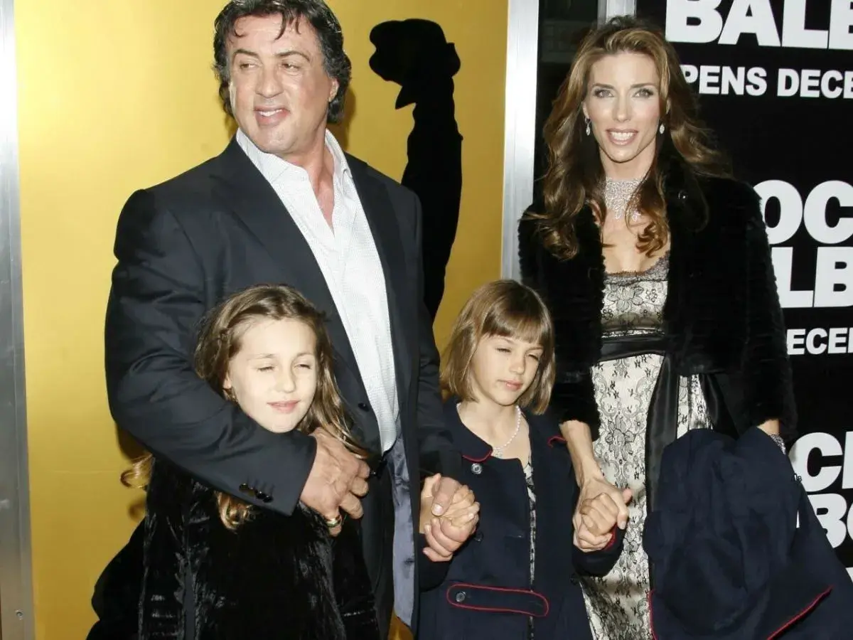 Sylvester Stallone z żoną i córkami, jego słodkie sylvester stallone dzieci, pozują na ściance.