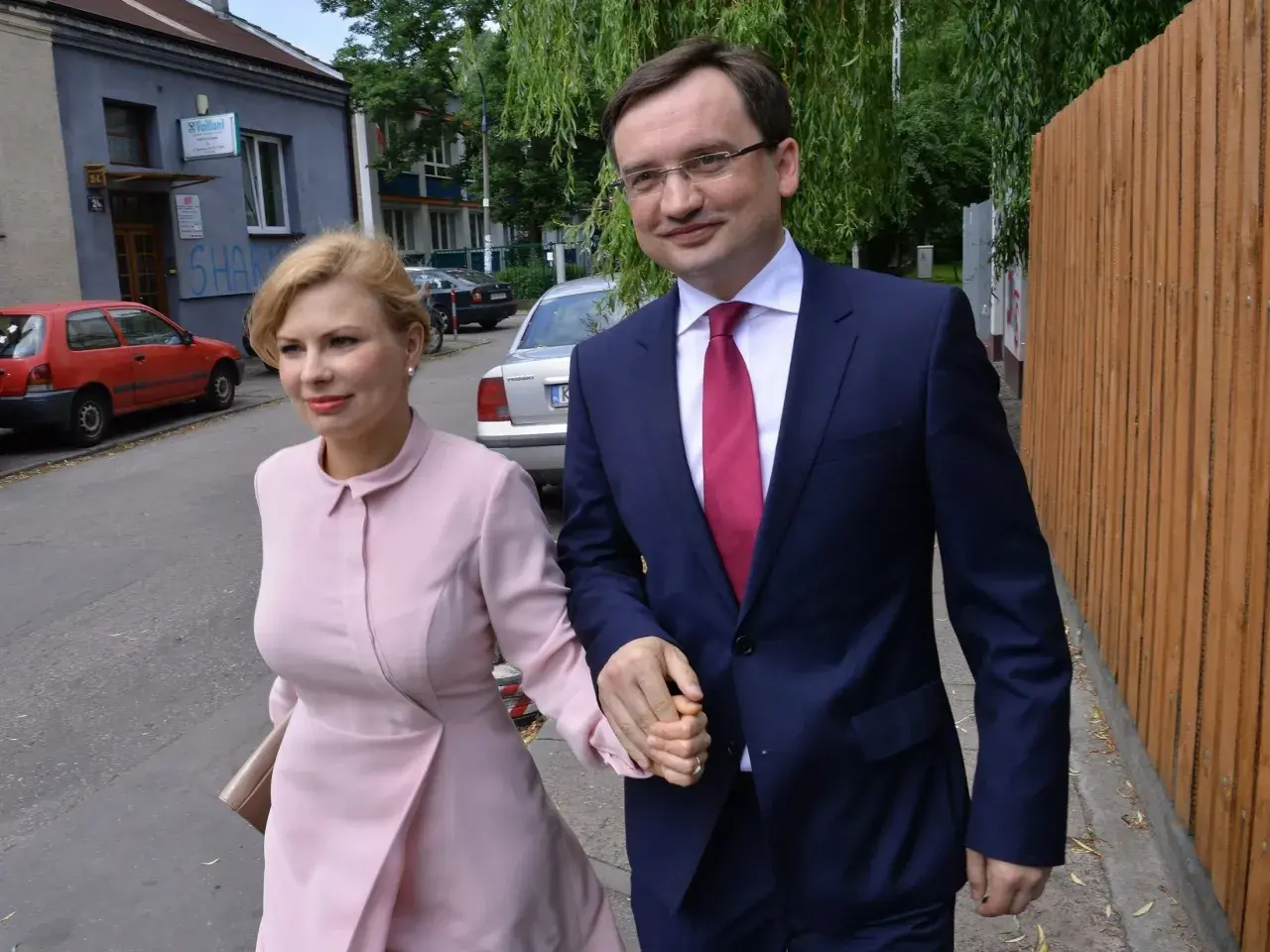 Janusz Kowalski z żoną i dziećmi spacerują ulicą.