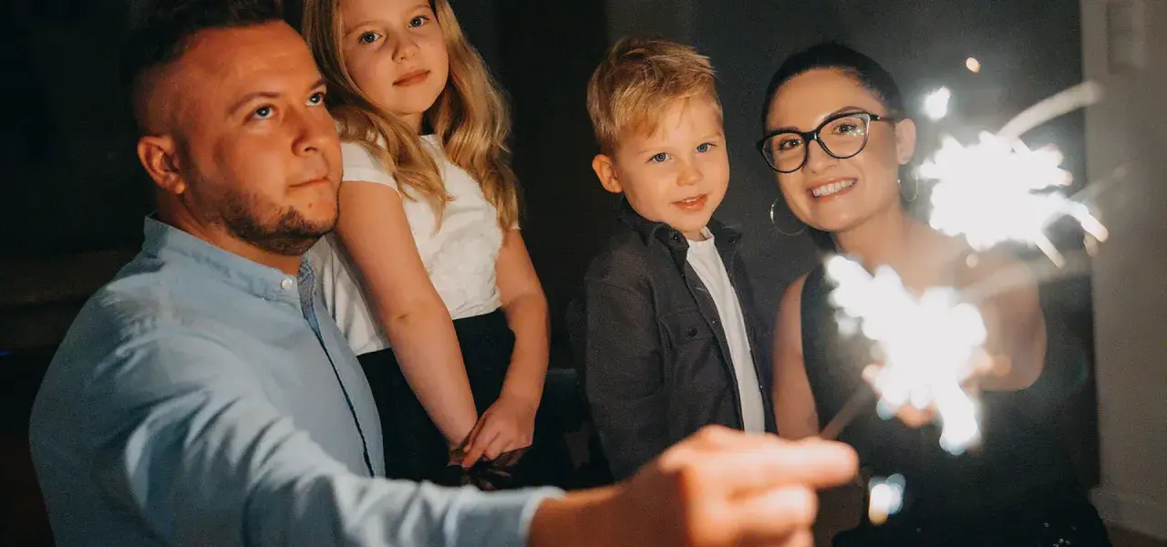 Paweł Łukasik z rodziną świętuje, trzymając zimne ognie. Radosne chwile z dziećmi i żoną.