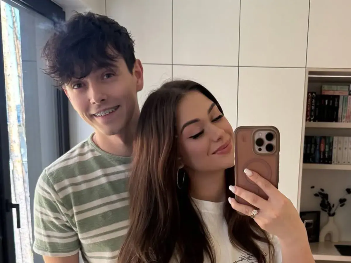 Uśmiechnięty Jan Dąbrowski z dziewczyną robią selfie. Zastanawiasz się, ile lat ma Jan Dąbrowski?