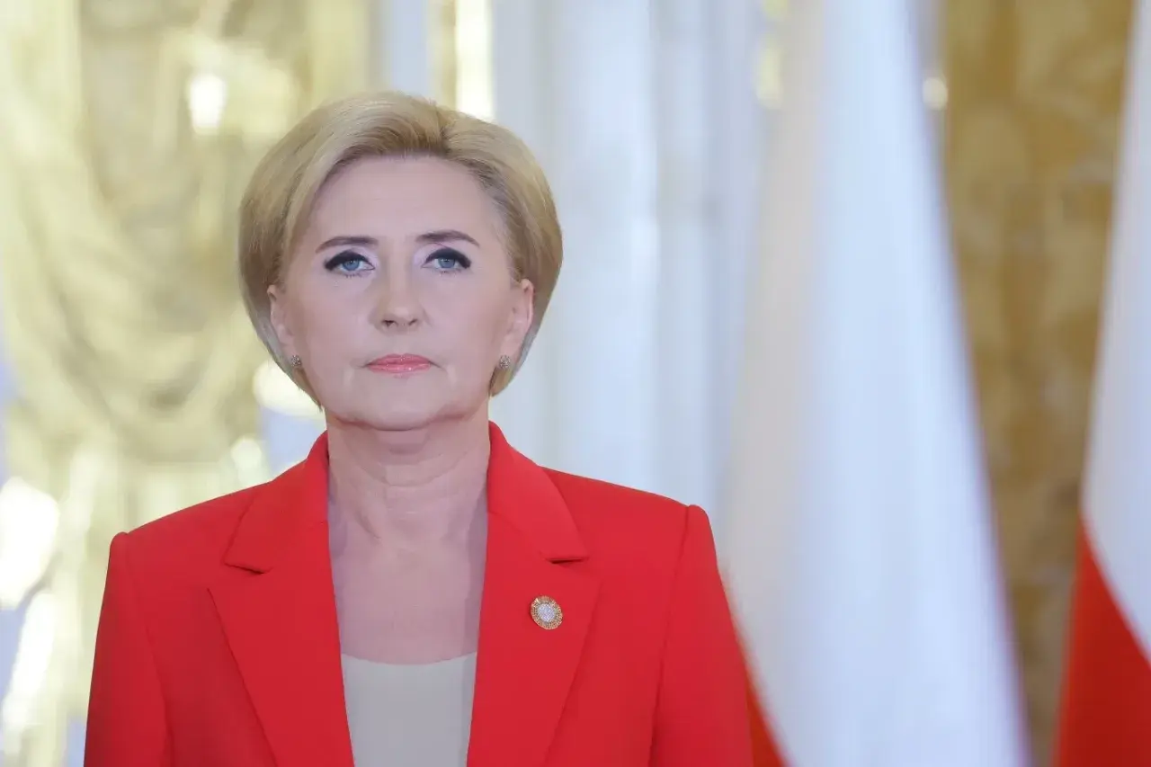 Agata Kornhauser-Duda, Pierwsza Dama, w czerwonej marynarce. Jej pochodzenie jest polskie, co podkreśla jej związek z krajem.