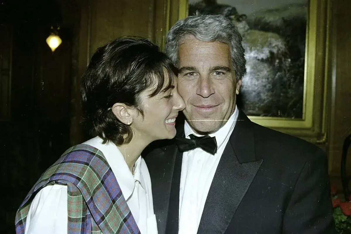 Ghislaine Maxwell i Jeffrey Epstein, których nazwiska pojawiają się na liście Epsteina ujawnionej, w intymnym uścisku.