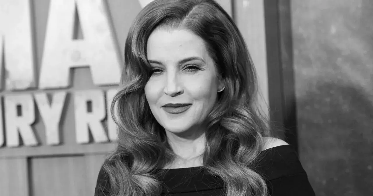 Lisa Marie Presley, w czerni, z falowanymi włosami i makijażem, na tle liter.
