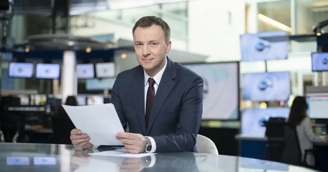 Krzysztof Górlicki, dziennikarz, w studiu telewizyjnym. Jego życiorys to historia pasji do informowania.