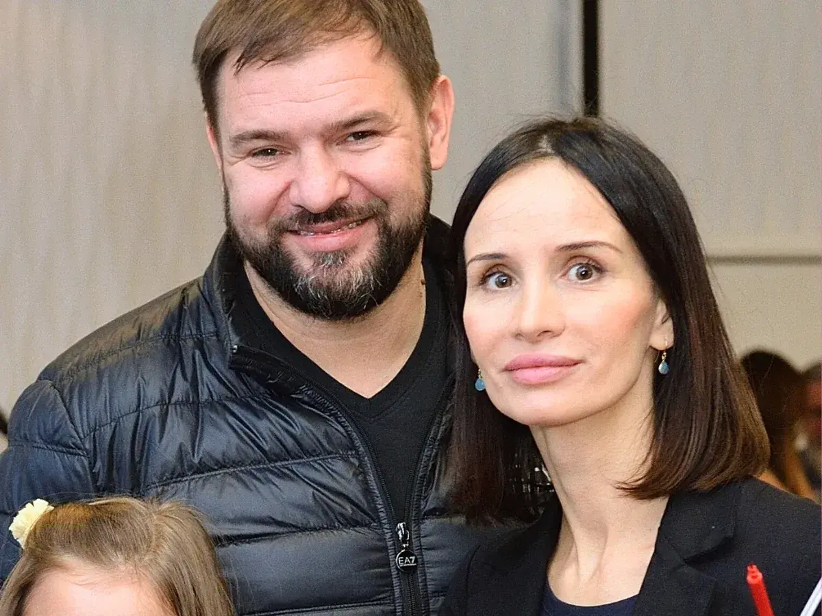 Uśmiechnięty mężczyzna i kobieta, może to rodzice Heleny Karolak? Ile ma lat?