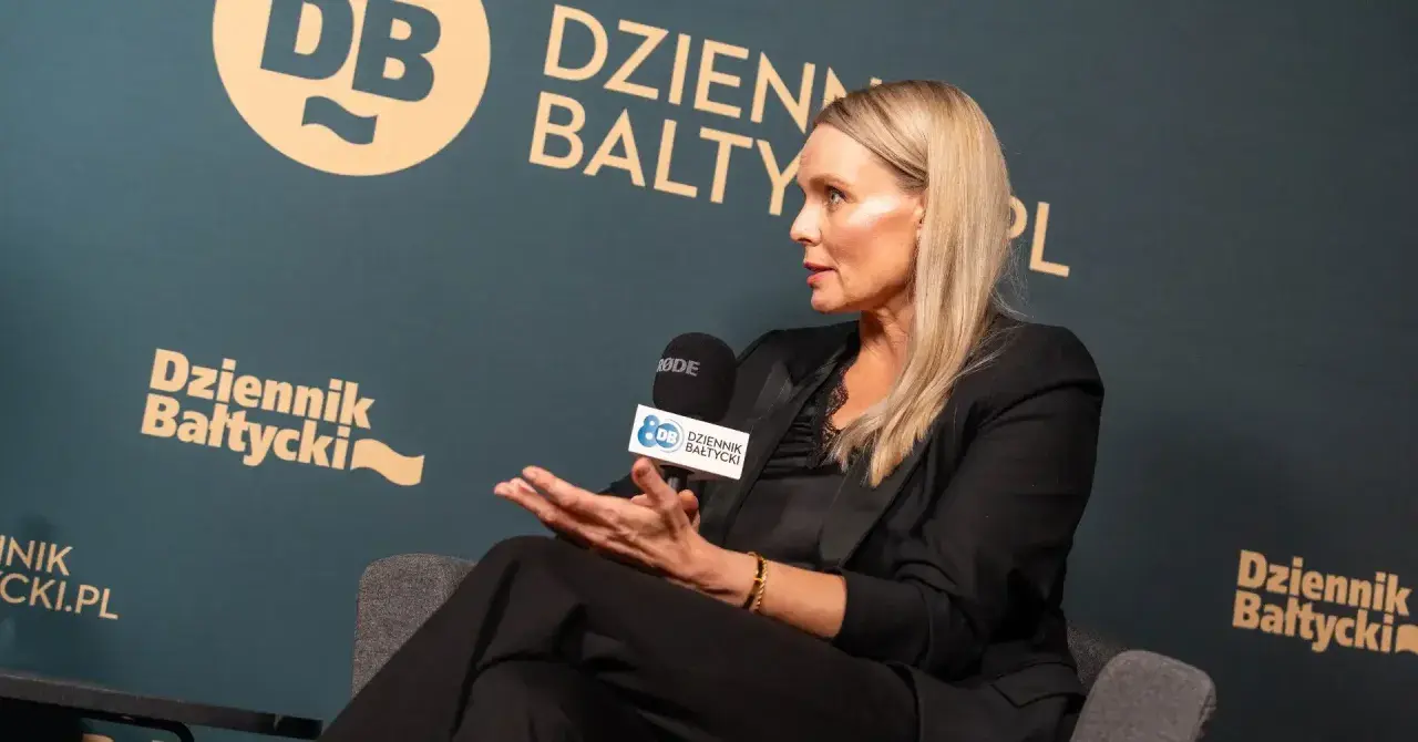 Patrycja Redo Łabędzewska udziela wywiadu dla Dziennika Bałtyckiego, trzymając mikrofon.
