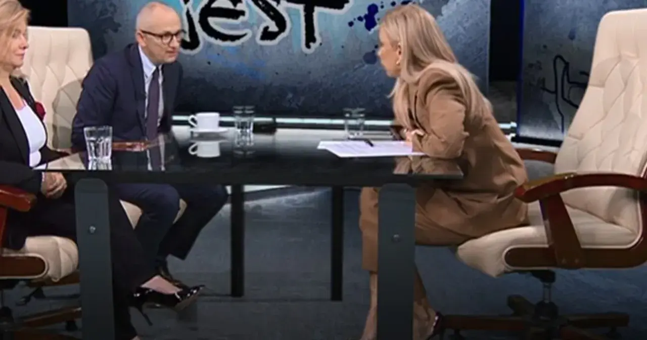 Anna Jędrzejowska w programie TVN dyskutuje z gośćmi przy stole.
