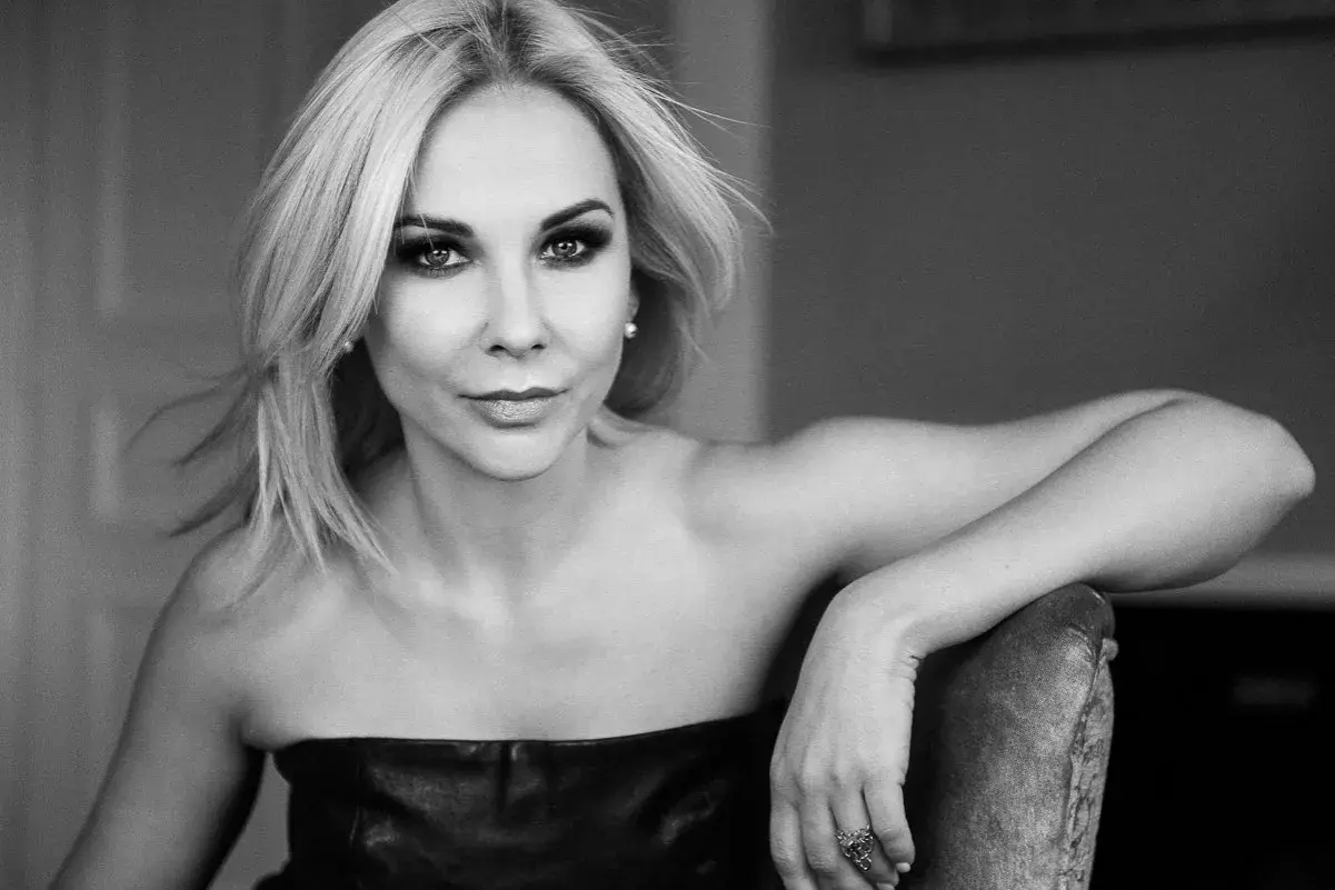 Anna Jędrzejowska, znana z TVN Fakty, w czarno-białej sesji. Jej spojrzenie przyciąga uwagę, a stylizacja podkreśla elegancję.