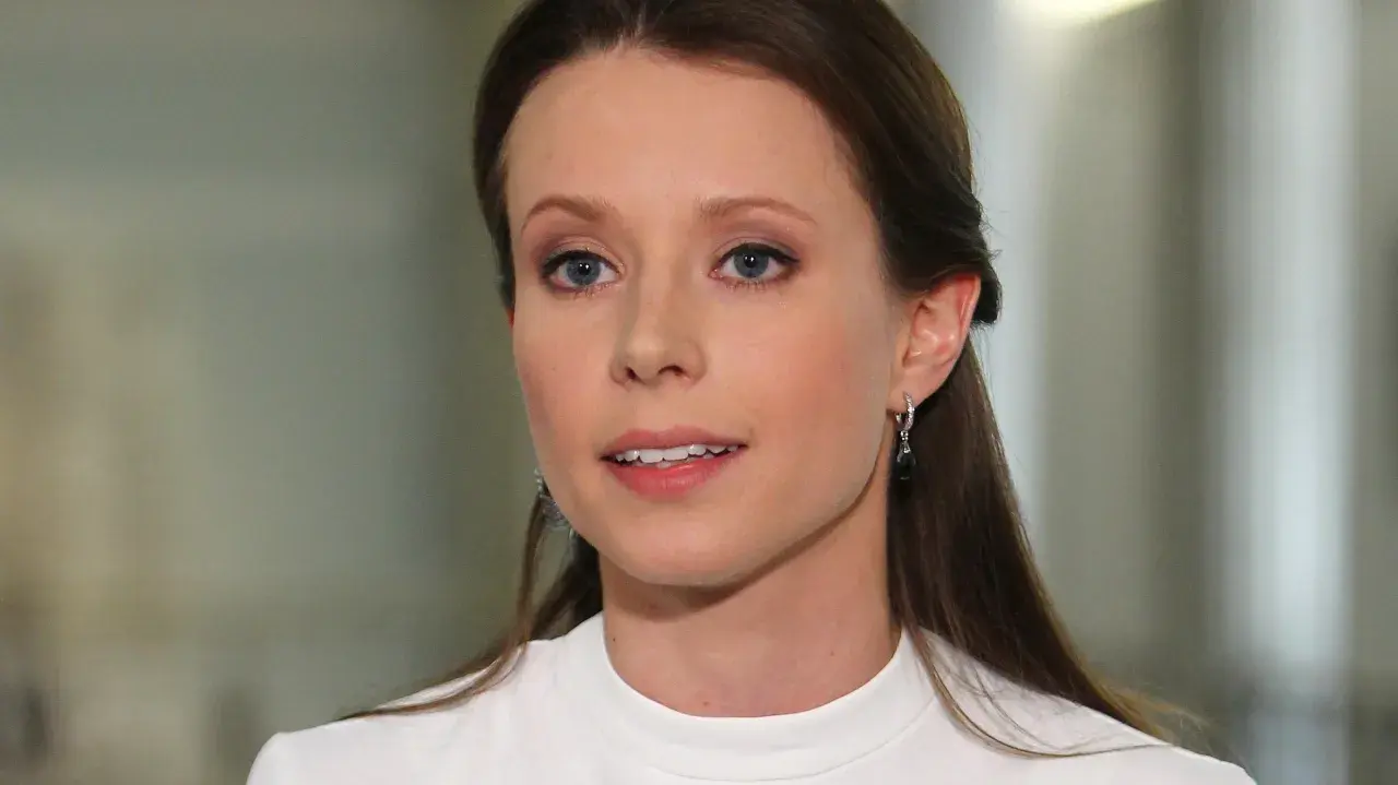 Justyna Sieklucka w białej bluzce, przygotowuje się do wystąpienia w Fakty TVN.