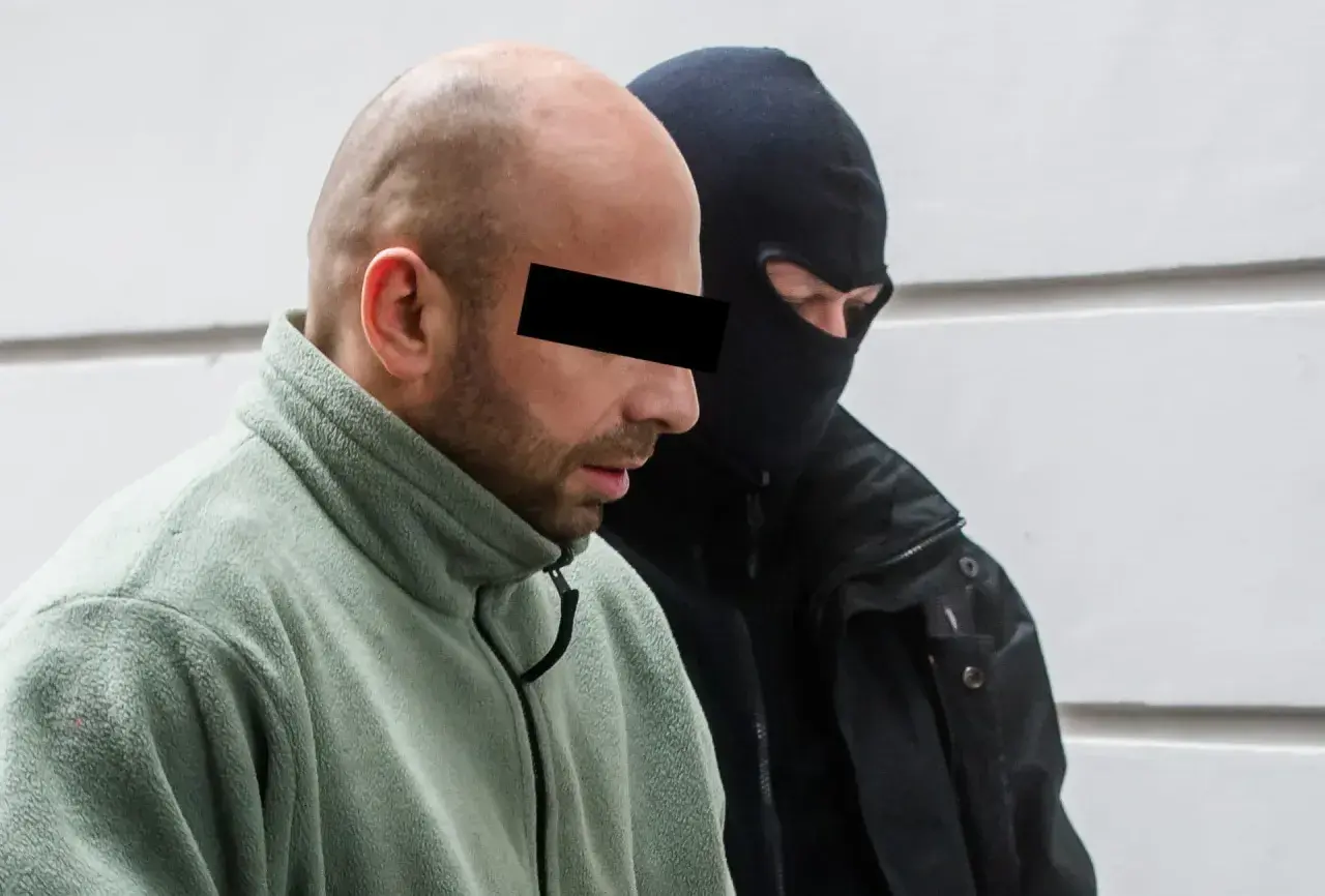 Krystek Sopot, w zielonym polarze, z zakrytą twarzą, obok niego mężczyzna w kominiarce.
