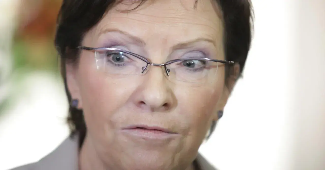 Zbliżenie na twarz kobiety w okularach. Zastanawiamy się, ile lat ma Ewa Pietrzyk Zieniewicz, patrząc na jej wyraz twarzy.