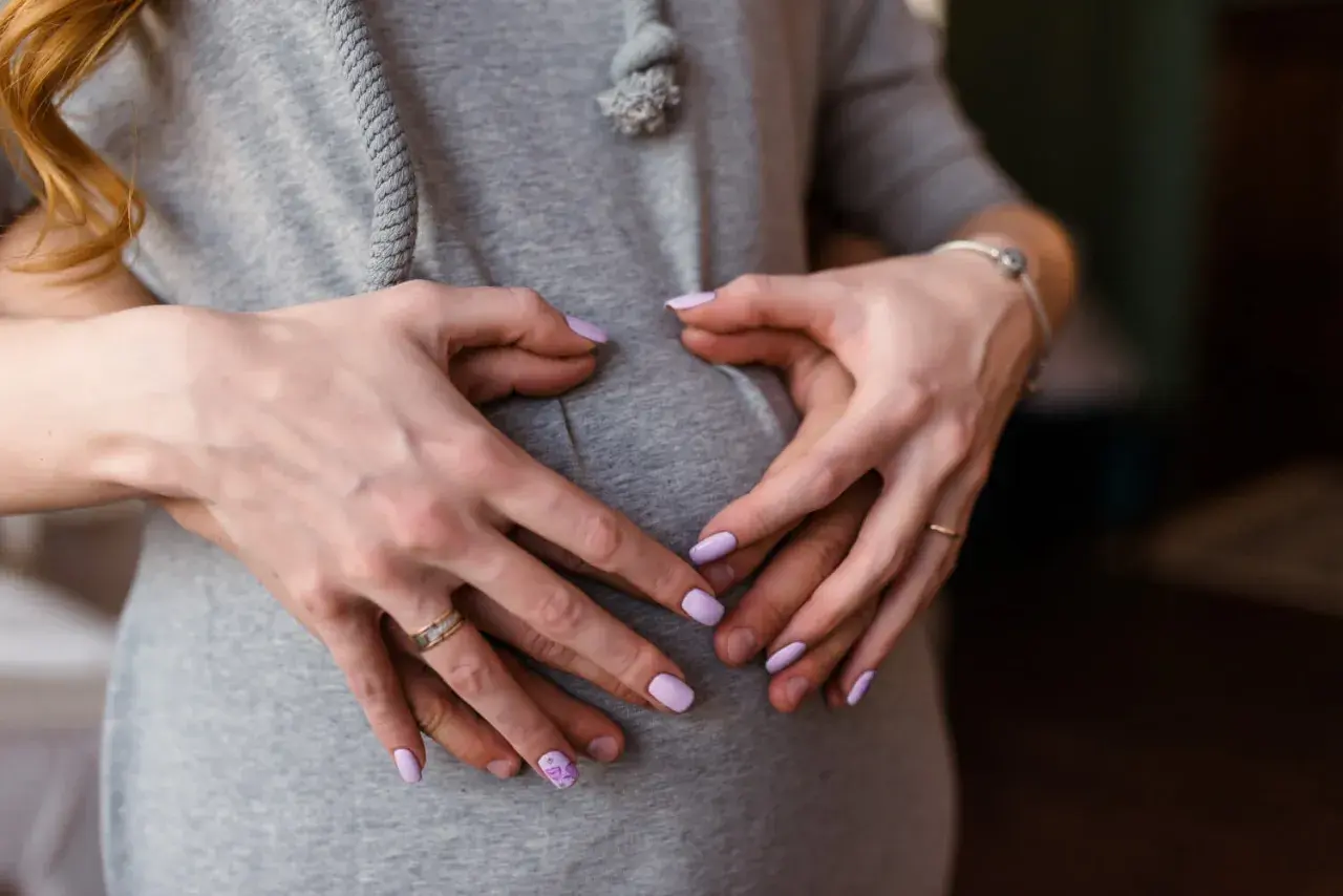 Czy manicure hybrydowy jest bezpieczny w ciąży? Ryzyka i zalecenia dla mam