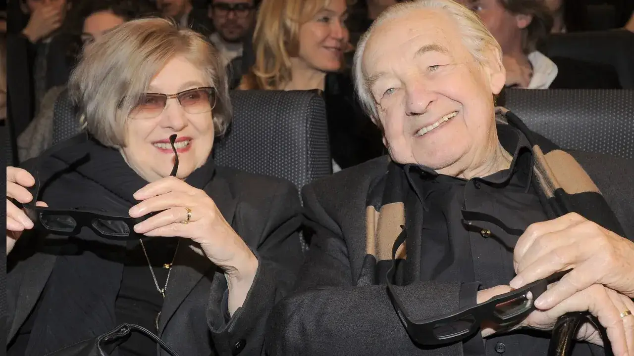 Para Andrzeja Wajdy, Krystyna Zachwatowicz i Andrzej Wajda, przygotowani do seansu 3D, trzymają okulary.