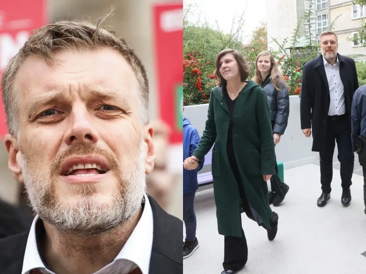 Adrian Zandberg z żoną i dziećmi idący ulicą.