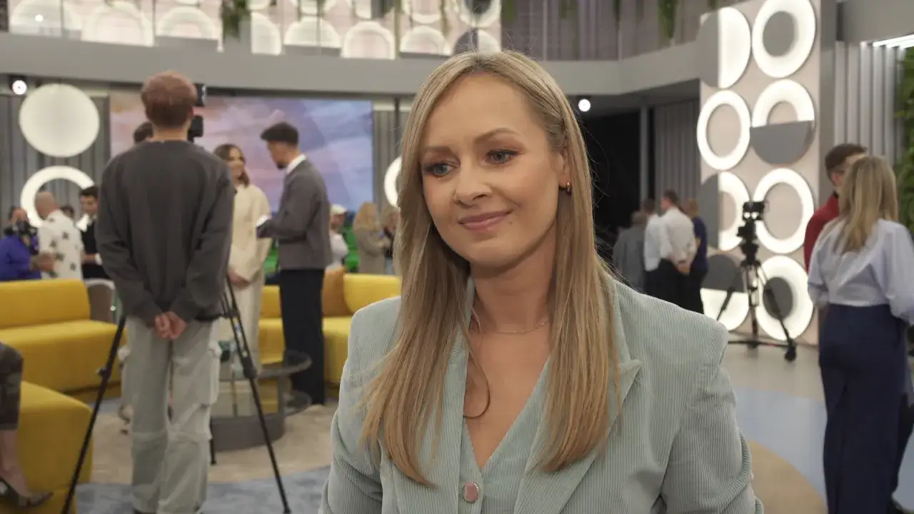 Milena Rostkowska Galant w TVN Fakty, w studiu pełnym ludzi i kamer.