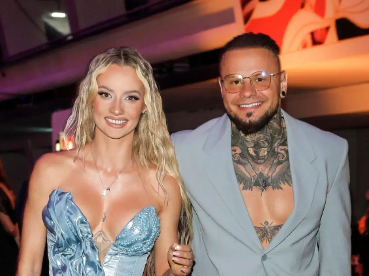 Pamela z Fit Lovers, uśmiechnięta, w błękitnej sukni, obok partnera.