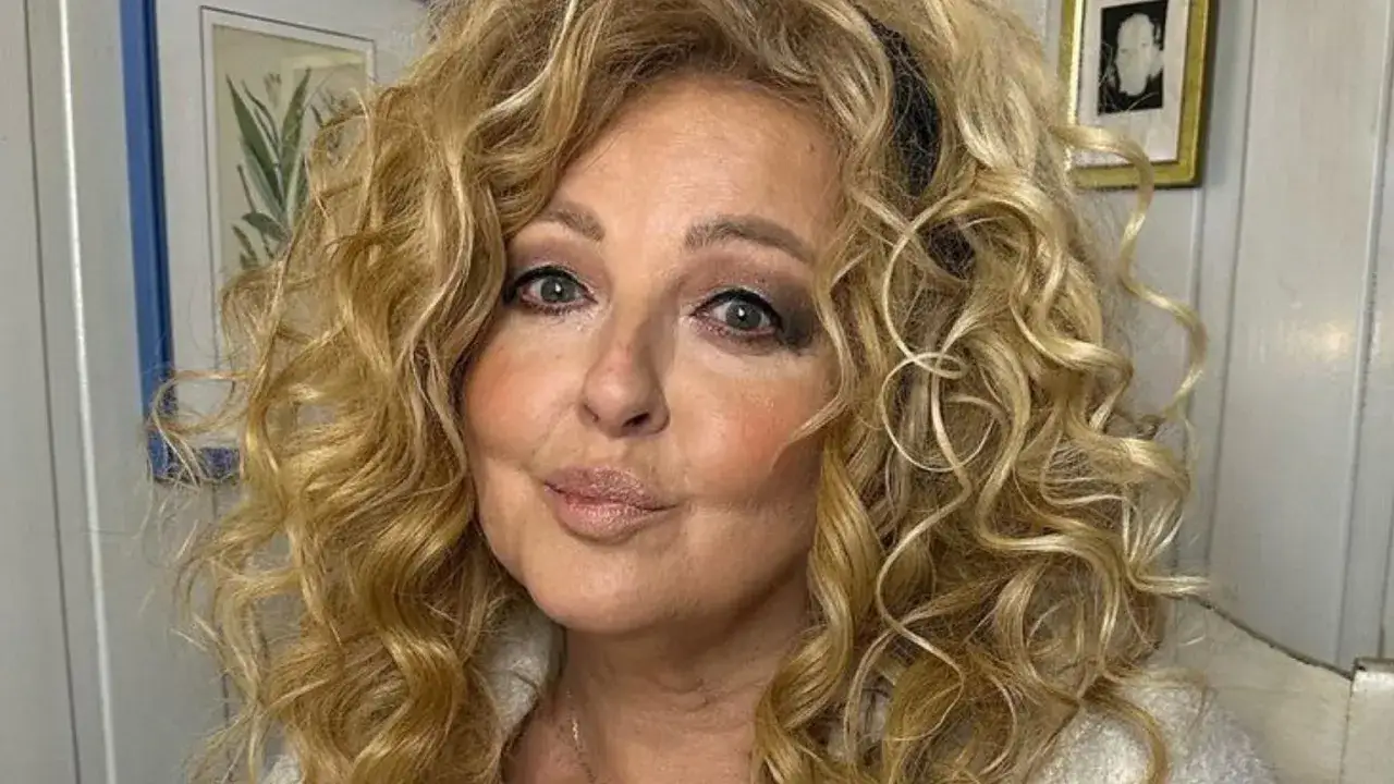 Magda Gessler, znana restauratorka, z burzą blond loków i wyrazistym makijażem. Wiele osób zastanawia się, ile lat ma Magda Gessler, ale jej energia i styl zdają się nie znać wieku.
