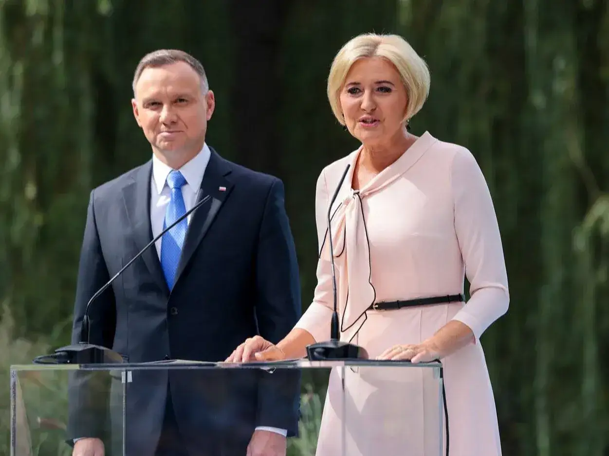 Agata Kornhauser-Duda, o polskim pochodzeniu, przemawia obok prezydenta Andrzeja Dudy.