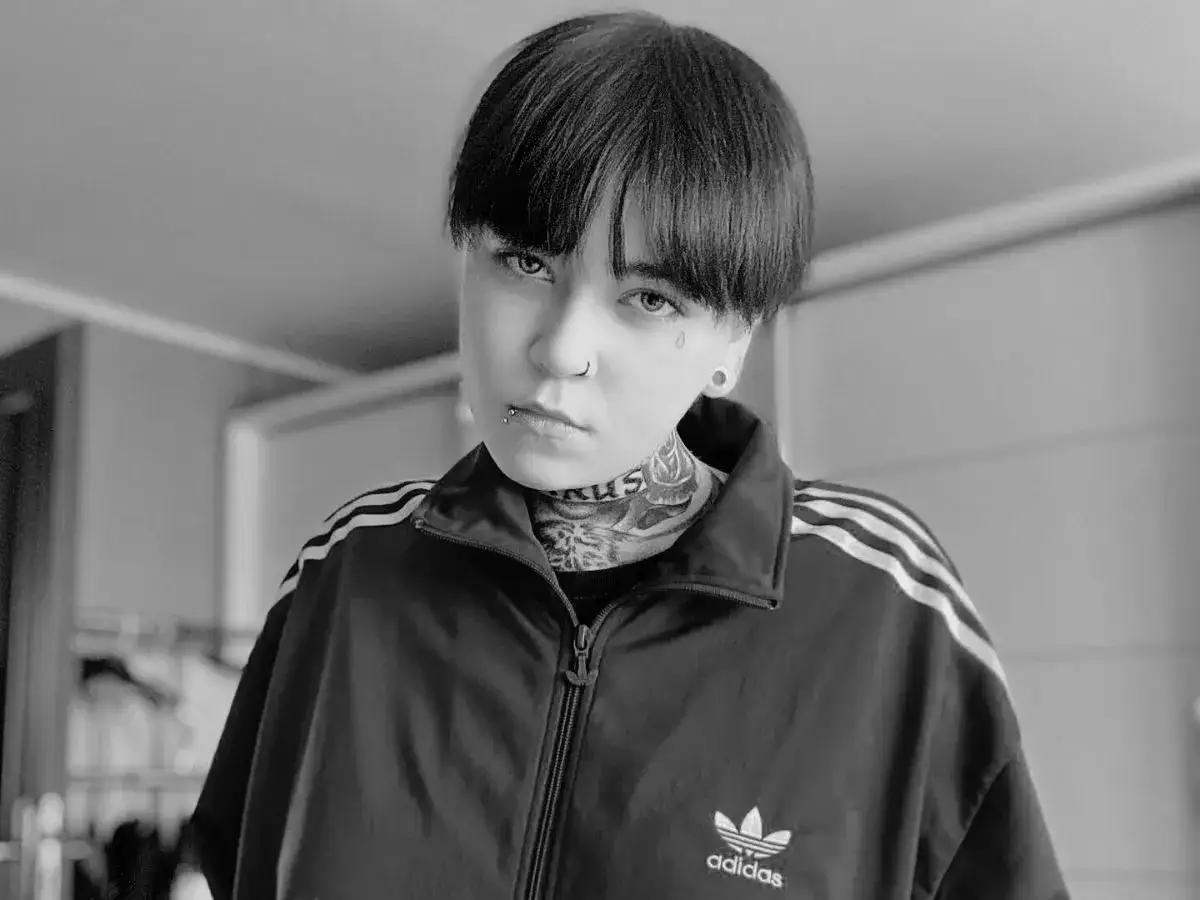Patrycja Widera, znana z tatuaży i kolczyków, w bluzie z kapturem. Jej śmierć wstrząsnęła fanami.