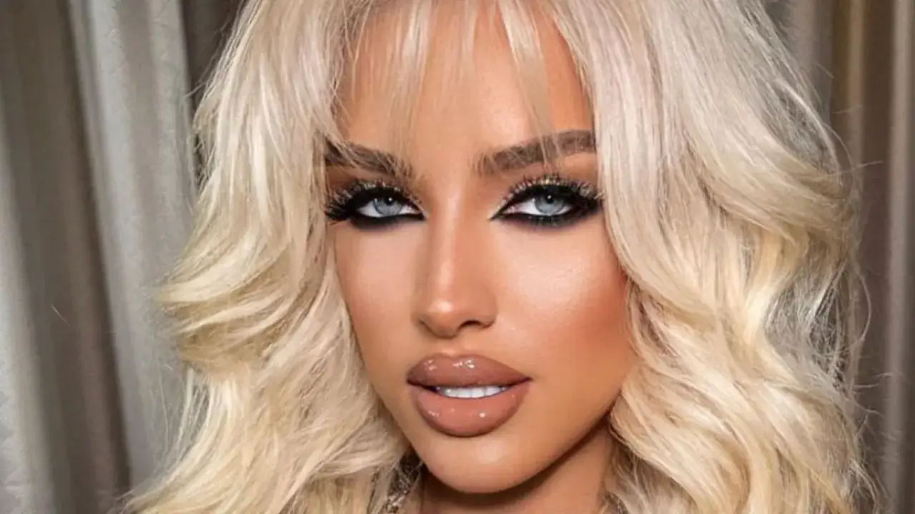 Caroline Derpienski wiek: blond włosy, niebieskie oczy, mocny makijaż.