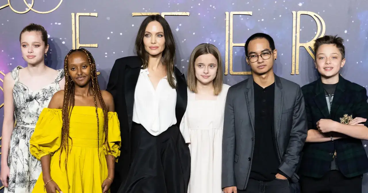 Angelina Jolie z dziećmi na premierze. Choć nie ma tu jej męża, to ona jest gwiazdą wieczoru.