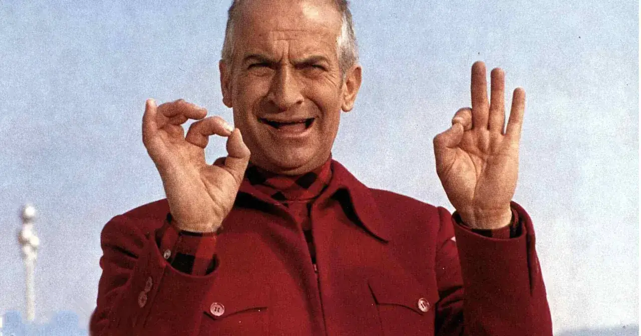 Louis de Funès, w czerwonym stroju, pokazuje gest