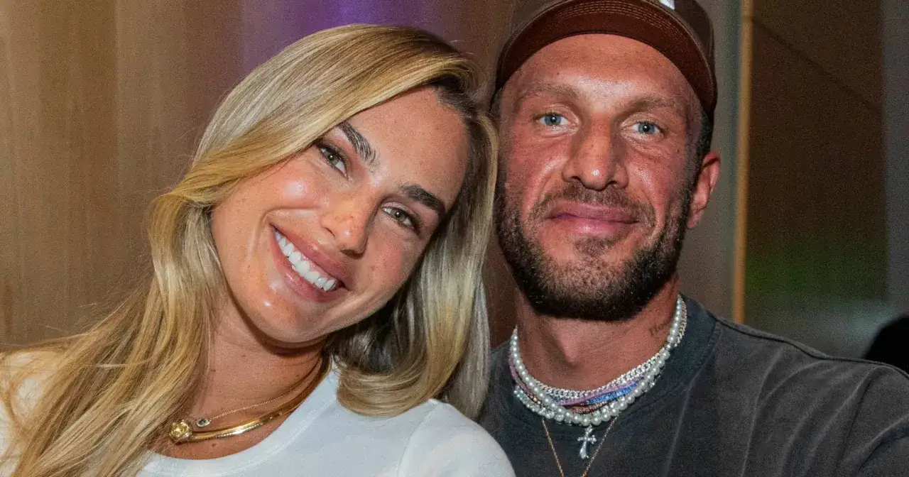 Uśmiechnięta Aryna Sabalenka i jej partner, Daniel, cieszą się wspólnym momentem.