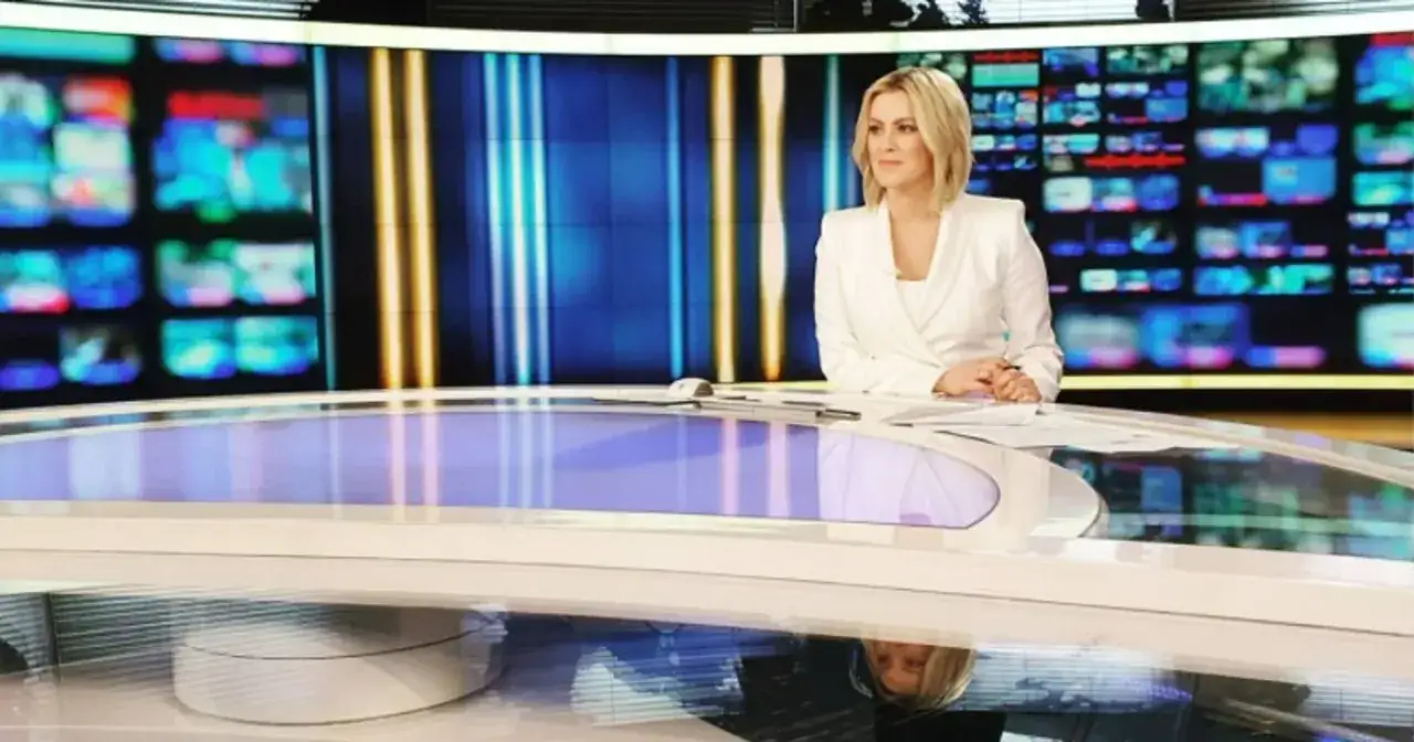 Justyna Kosela w studiu TVN Fakty, gotowa do przekazania najnowszych informacji.