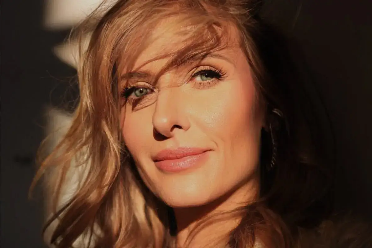 Patrycja Markowska, ile lat ma? Złote światło podkreśla jej urodę.