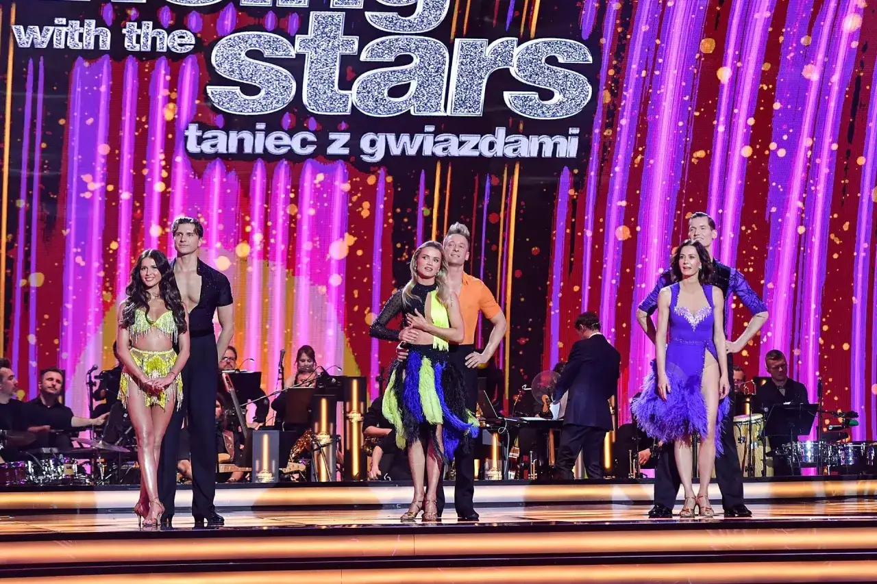 Uczestnicy w strojach tanecznych na scenie podczas finału 