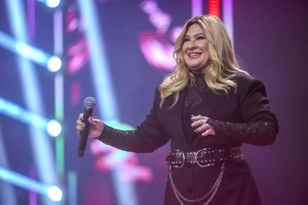 Beata Kozidrak, znana z energetycznych występów, prezentuje się na scenie. Jej wzrost i charyzma przyciągają uwagę publiczności.