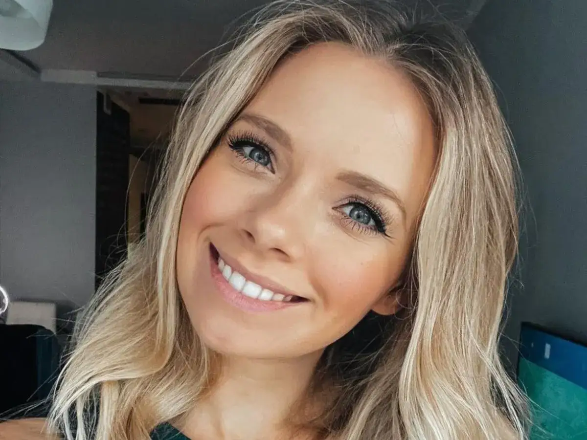 Uśmiechnięta blondynka z niebieskimi oczami, pogodynka TVN.