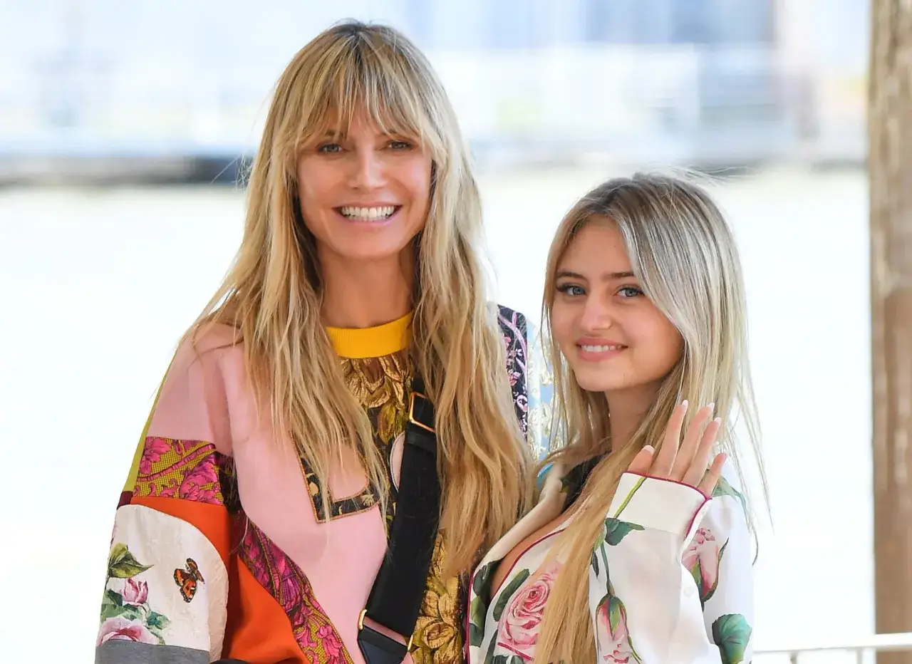 Heidi Klum z córką, Leni, uśmiechają się do obiektywu. Widać, że mają świetne relacje, jak prawdziwe przyjaciółki.