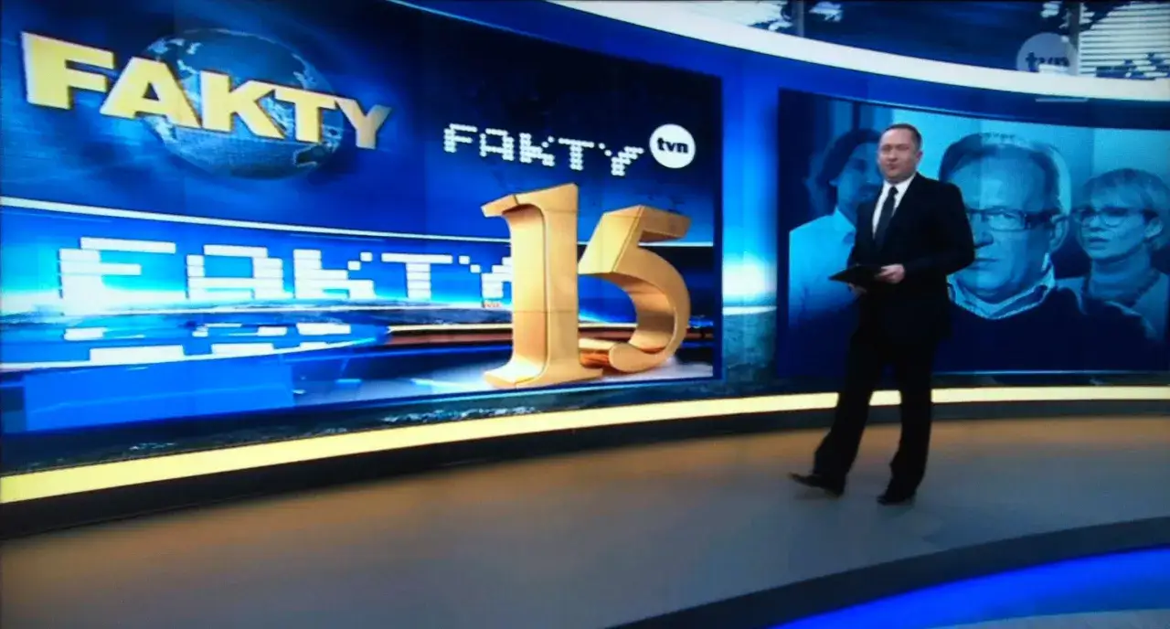 Prezenterzy Fakty TVN w studiu z wielką cyfrą 15.
