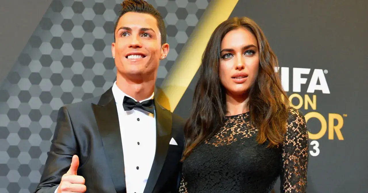 Cristiano Ronaldo i Irina Shayk pozują na czerwonym dywanie.