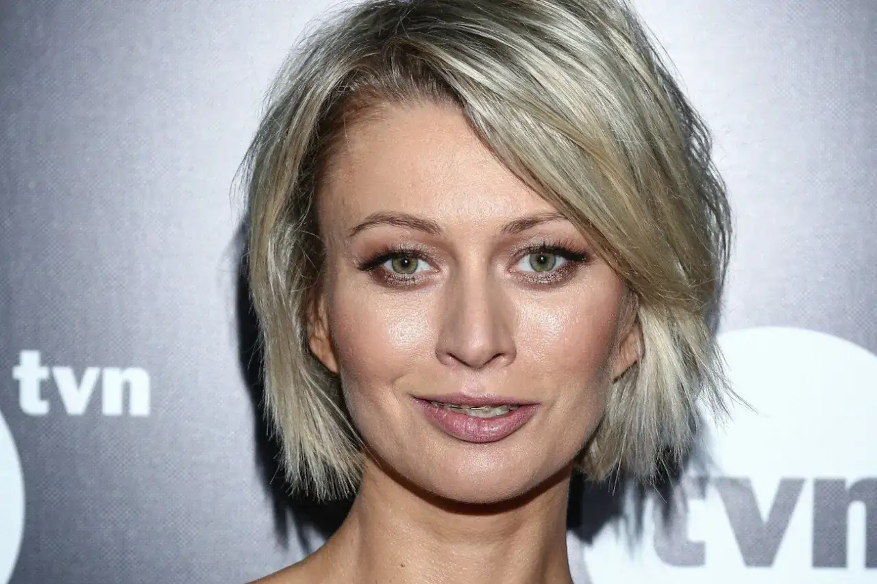 Uśmiechnięta prezenterka TVN z krótkimi blond włosami, znana z wielu programów. Jej nazwisko to Magda Mołek.