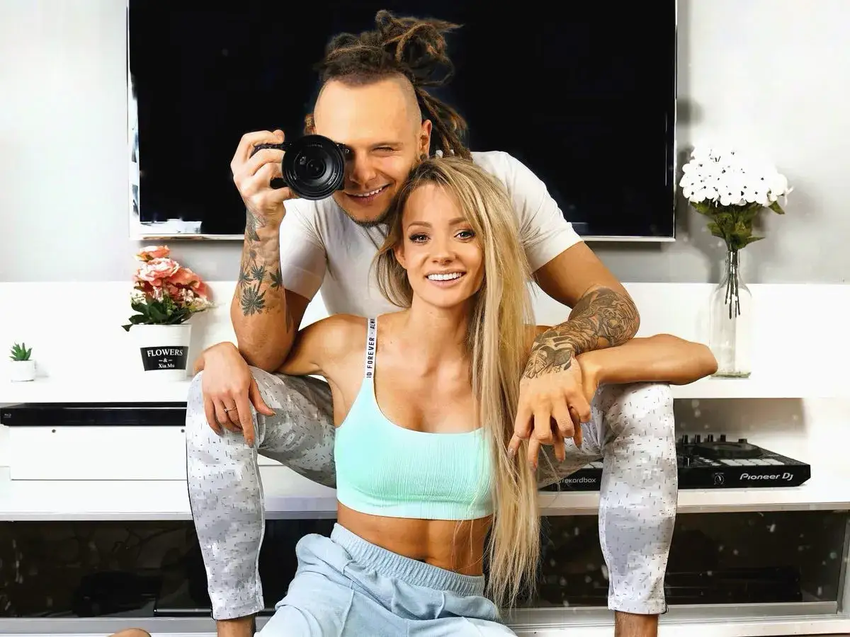 Uśmiechnięci fit lovers, ona w miętowym topie, on z aparatem. Ile lat mają? Trudno zgadnąć, wyglądają młodo i energicznie!