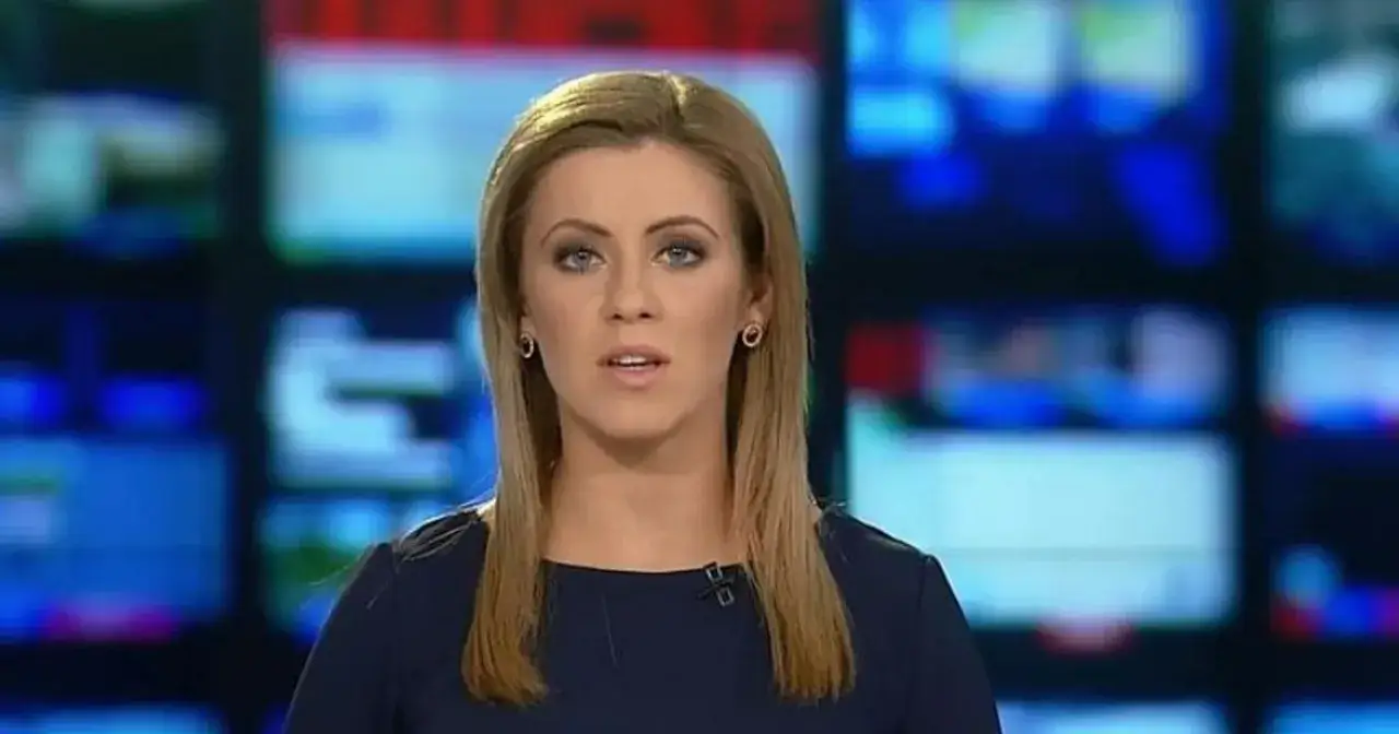 Justyna Kosela w programie TVN Fakty, na tle ekranów z informacjami.