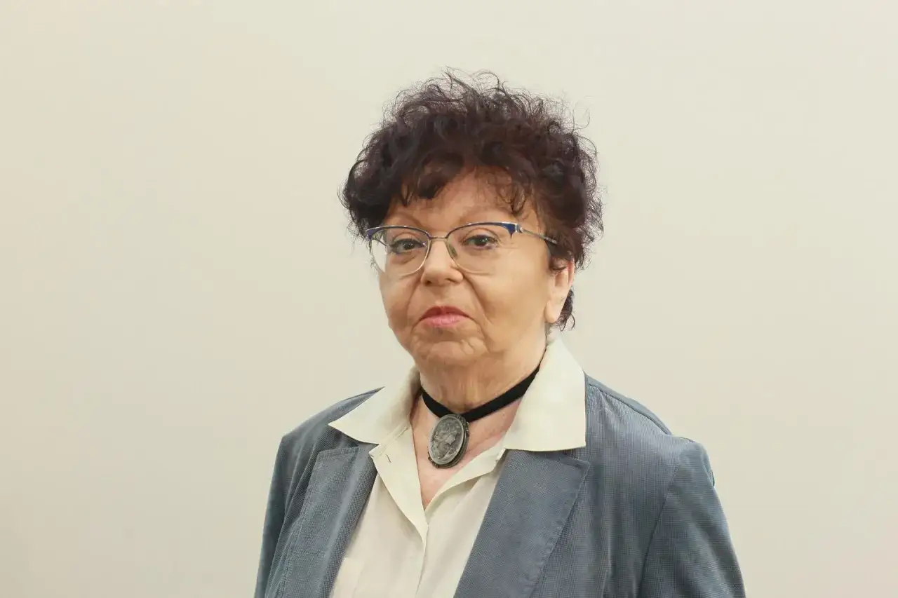 Ewa Pietrzyk-Zieniewicz, w okularach i z wisiorem, wygląda na osobę, która wie, ile lat ma Ewa Pietrzyk Zieniewicz.